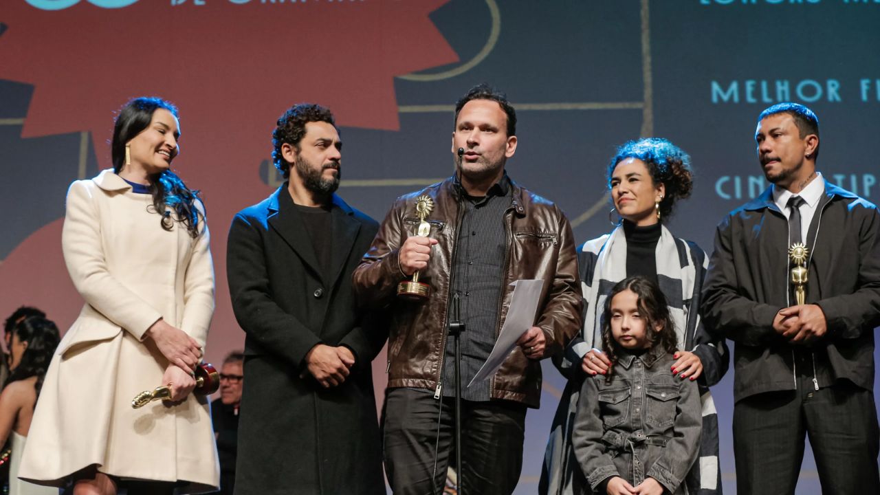 Equipe de "Cinco Tipos de Medo" durante premiação no Festival de Cinema de Gramado | Reprodução/Instagram/@edison_d_vara