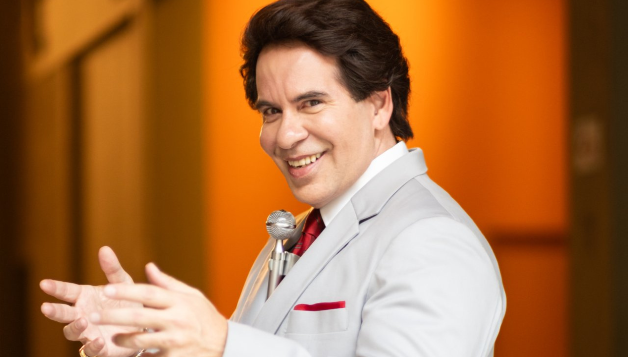 Leandro Hassum caracterizado como Silvio Santos | Reprodução/X/@tmdqa