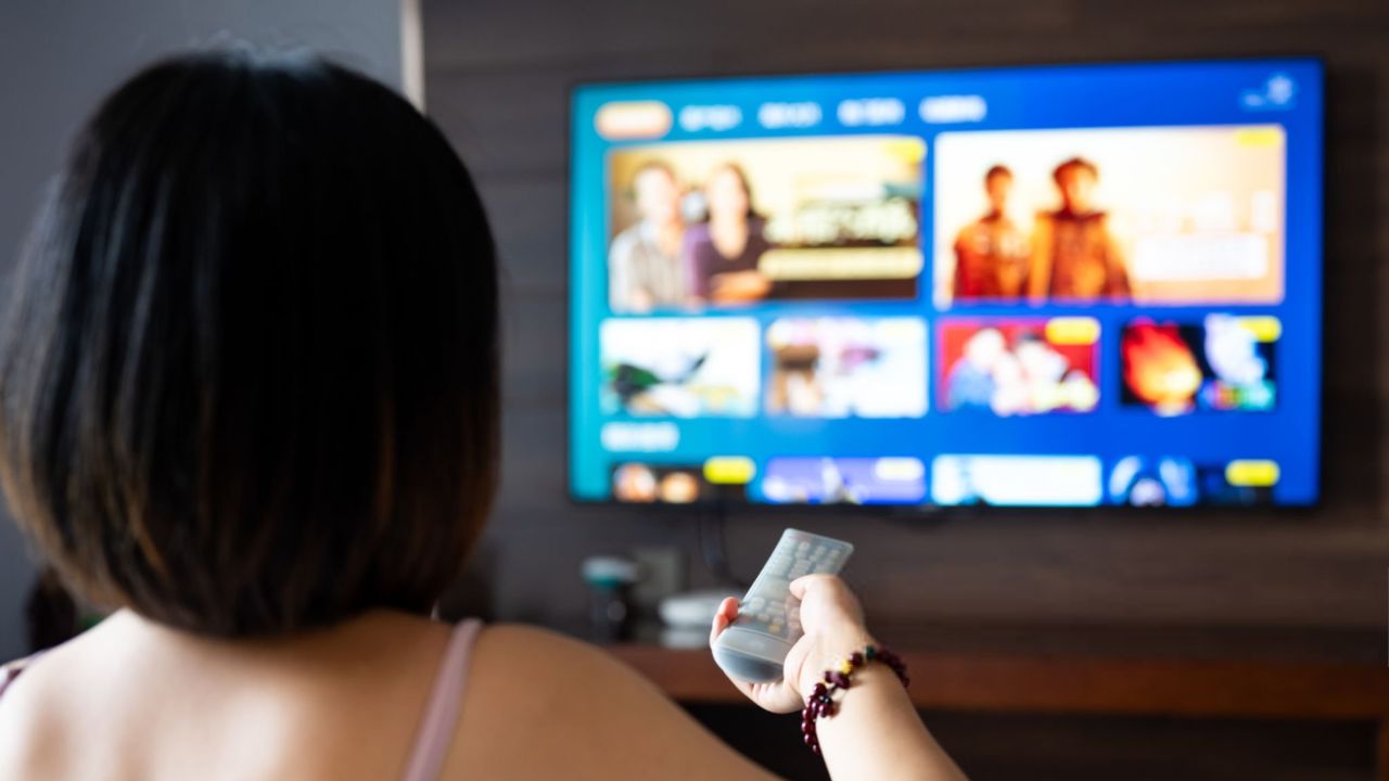 Pessoa assistindo TV | Reprodução/Wang Yukun/Getty Images Embed