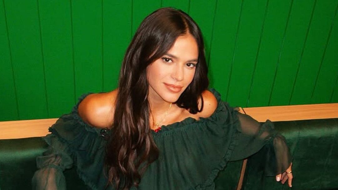 Bruna Marquezine comemora aniversário com look ousado