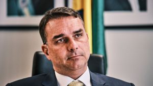 Mãe e avós de Flávio Bolsonaro são feitos reféns em assalto no interior do Rio