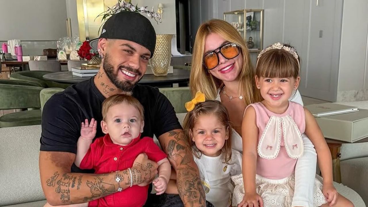 Zé Felipe ao lado de Virginia Fonseca e seus filhos, José Leonardo, Maria Flor e Maria Alice | Reprodução/Instagram/@zefelipe