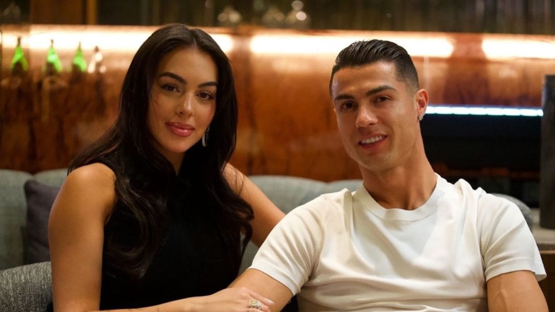 Cristiano Ronaldo e Georgina anunciam noivado em meio a costumes conservadores sauditas
