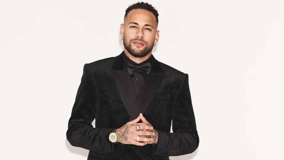 Neymar celebra Dia dos Pais com os filhos e recebe homenagem com bolo especial