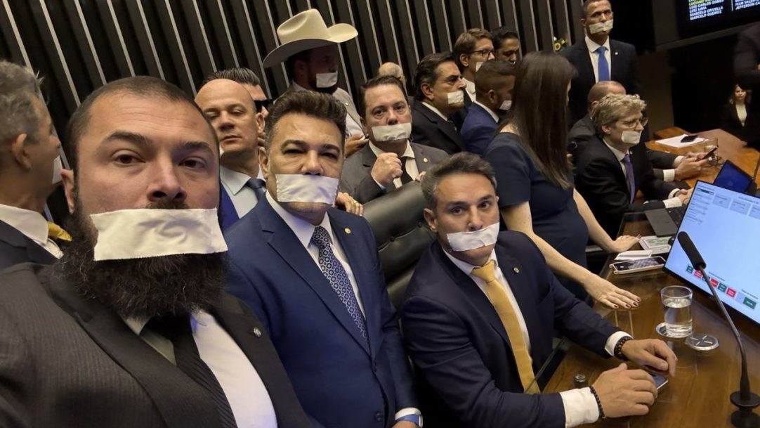 Oposição ocupa Congresso em protesto contra prisão domiciliar de Bolsonaro
