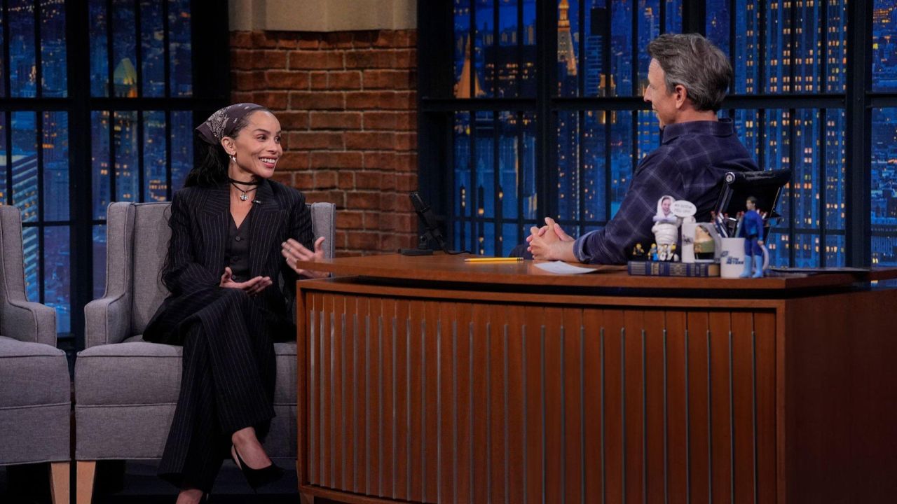 Zoë Kravitz e Seth Meyers em show ao vivo | Reprodução/NBC/Getty Images Embed