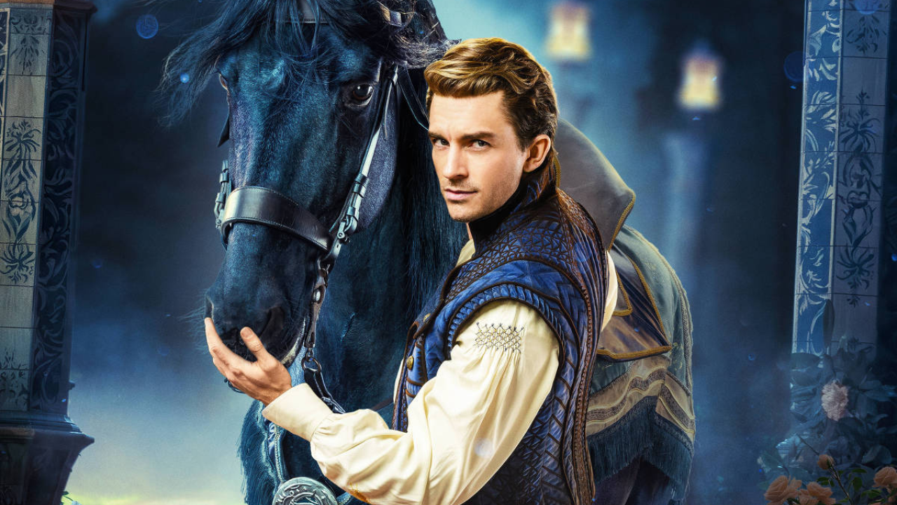 Personagem Fiyero Thropp é vivido por Jonathan Bailey | Reprodução/Universal Pictures
