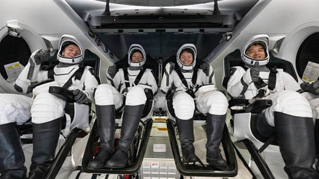 Tripulação da Crew-10 retorna à Terra com splashdown no Pacífico