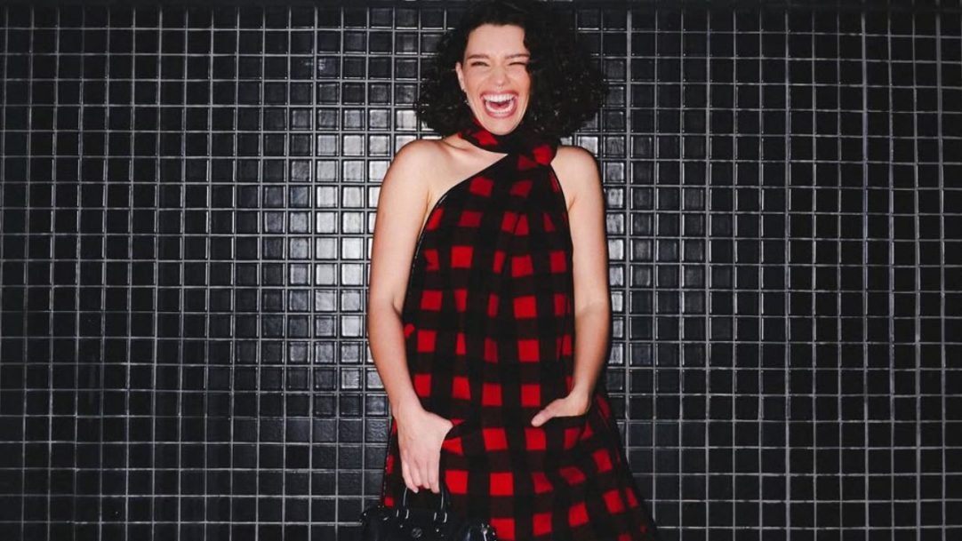 Bruna Linzmeyer usa vestido Louis Vuitton em estreia em São Paulo