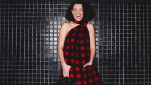 Bruna Linzmeyer usa vestido Louis Vuitton em estreia em São Paulo