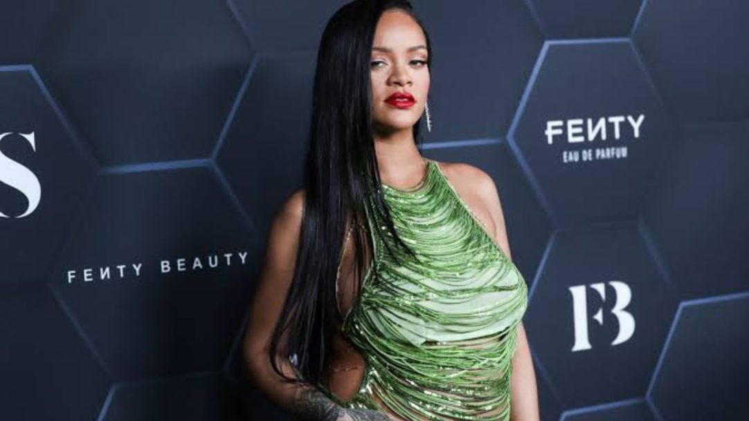Rihanna exibe estilo único em passeio com o filho e aposta em look confortável com relógio milionário