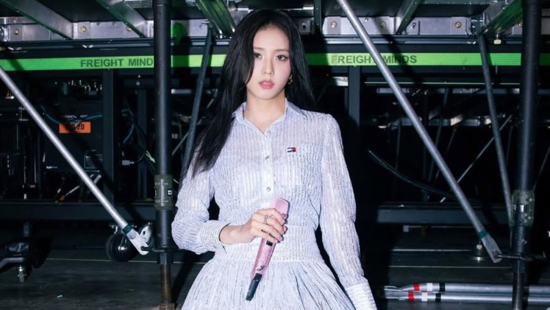 Jisoo, do Blackpink, impressiona nos palcos com look da Tommy Hilfiger