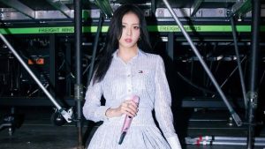 Jisoo, do Blackpink, impressiona nos palcos com look da Tommy Hilfiger