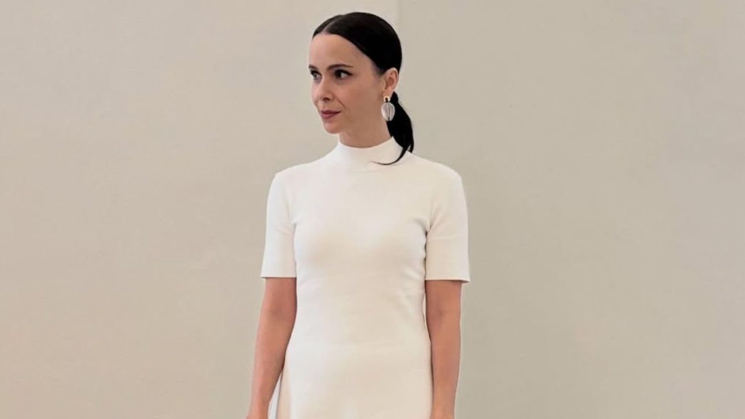 Débora Falabella usa look da Courrèges para receber prêmio