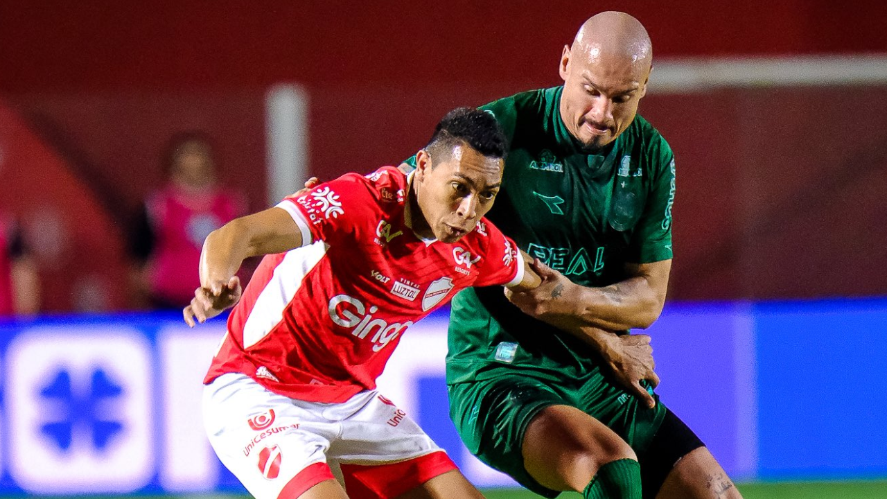 Maicon e Igor Henrique disputam a bola | Reprodução/X/@Coritiba