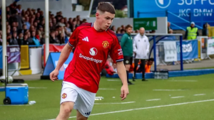 Filho de Wayne Rooney pula para o sub-19 do United