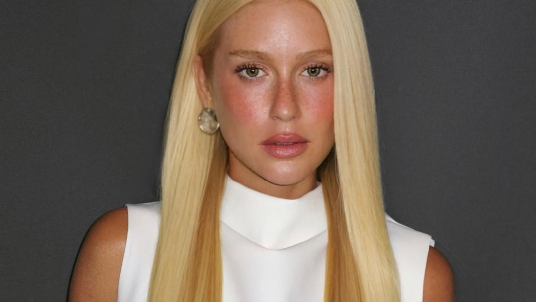 Marina Ruy Barbosa enfrenta frio e posa de biquíni em ensaio no Rio