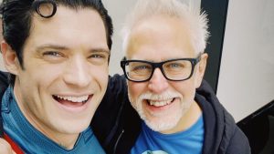 James Gunn posta foto de Superman e Surpergirl juntos durante gravações