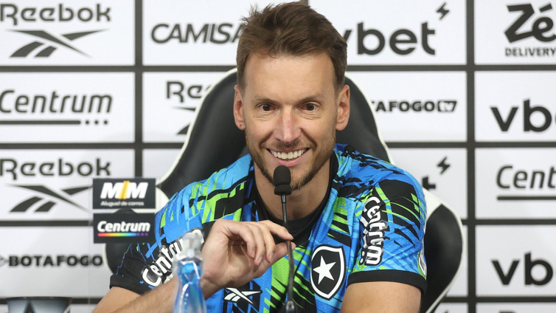 Botafogo apresenta goleiro Neto e acirra disputa na posição