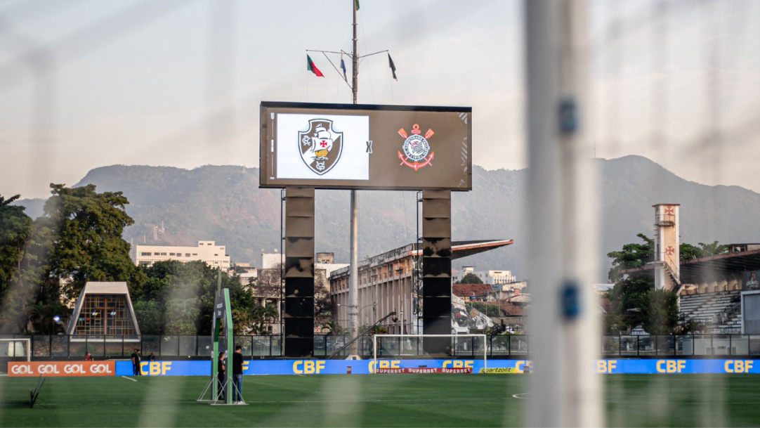 Vasco e Corinthians se enfrentam pelo Brasileirão com atenções divididas