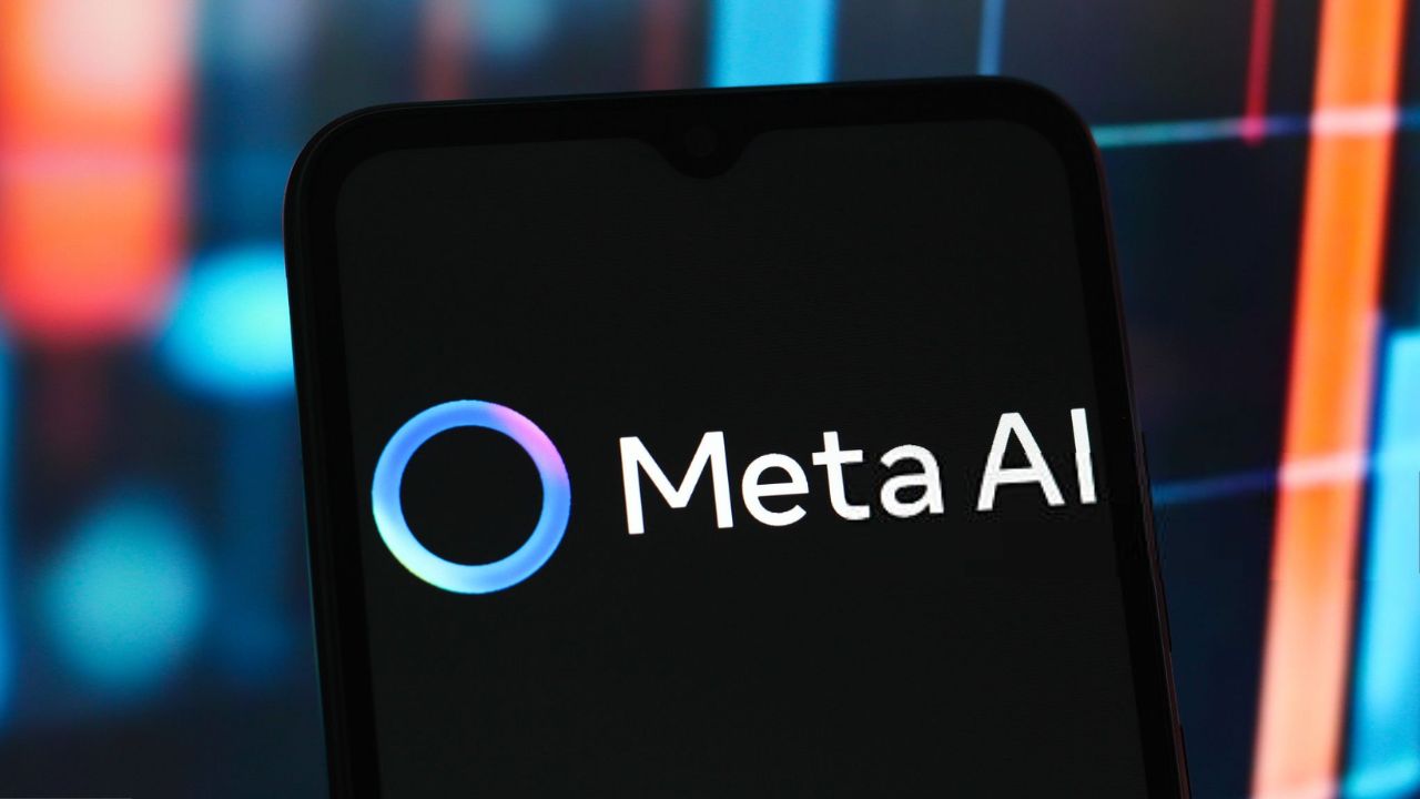 Celular com logotipo da Meta AI | Reprodução/Thomas Fuller/Getty Images Embed