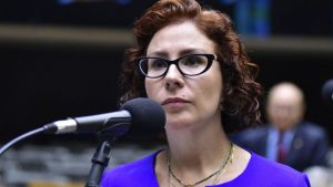 Carla Zambelli tem mal-estar em audiência na Itália