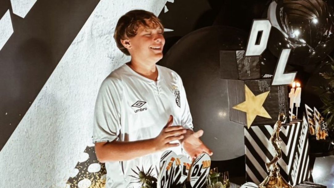 Davi Lucca celebra os 14 anos com uma festa inspirada no Santos F.C.
