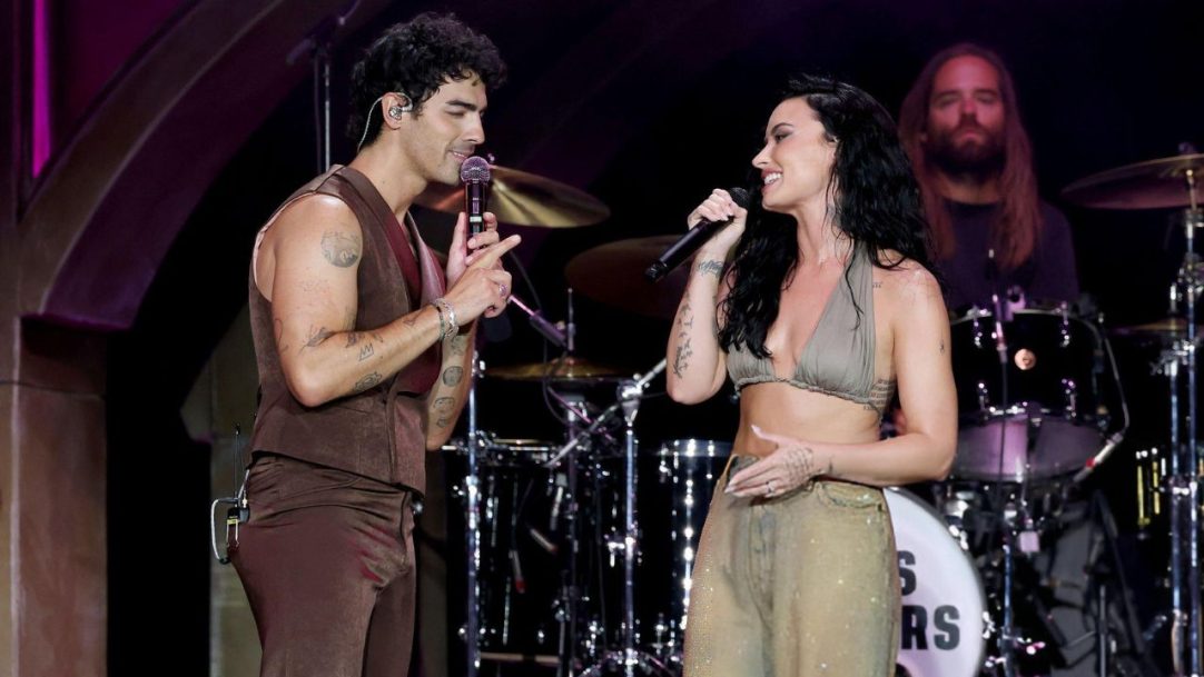 Demi Lovato conta bastidores de convite para cantar com os Jonas Brothers