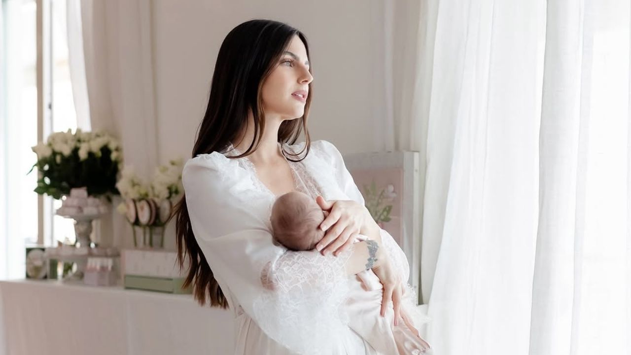 Kelly com carrinho de bebê | Reprodução/Instagram/@kellypiquet