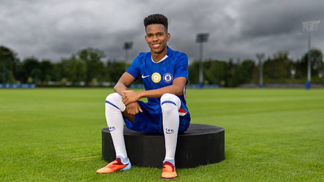 Estevão brilha em estreia na Premier League contra Crystal Palace