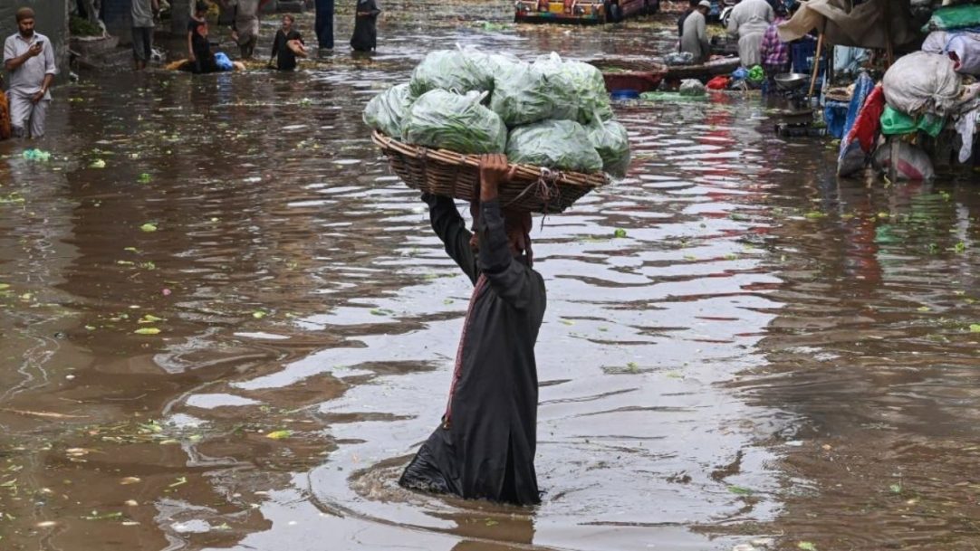Enchentes no Paquistão deixam 17 mortos e afetam mais de um milhão