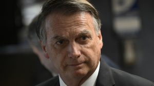 Notas sobre depoimento de Mauro Cid são encontradas em veículo de Bolsonaro