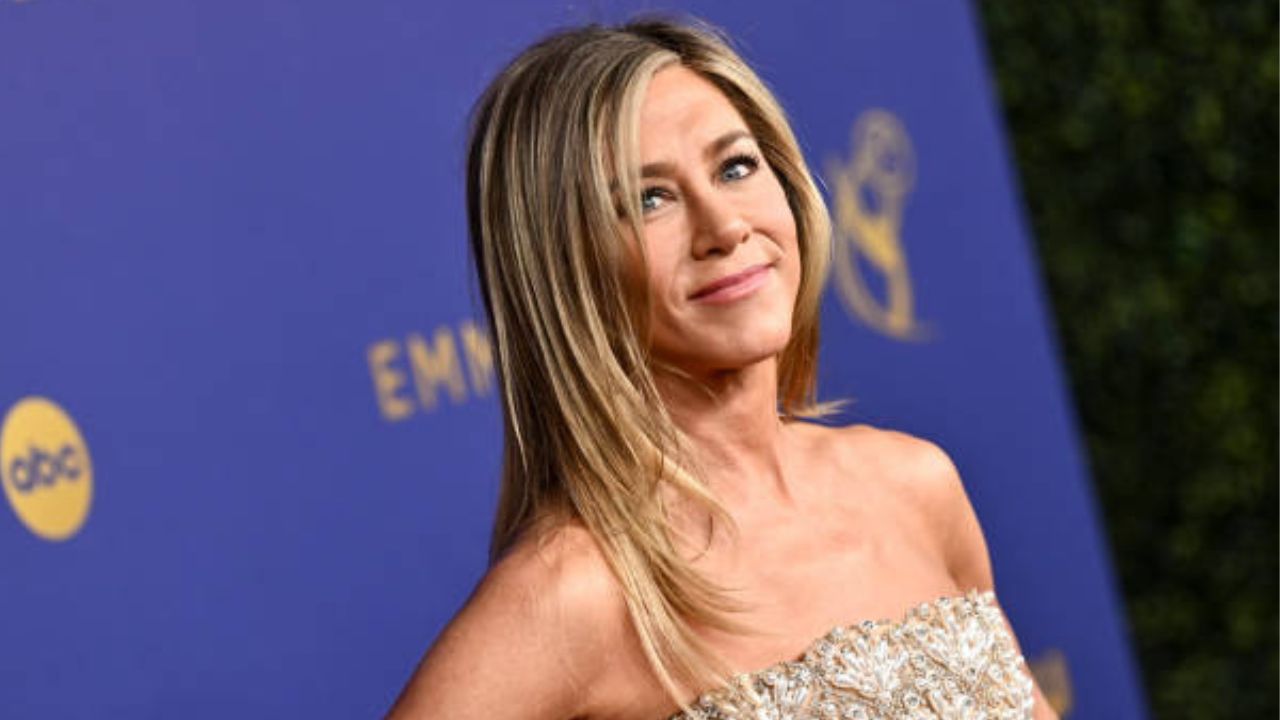 Jennifer Aniston comparece ao Emmy Awards no Peacock Theater l Reprodução/Michael Buckner/Variety/Getty Images Embed 