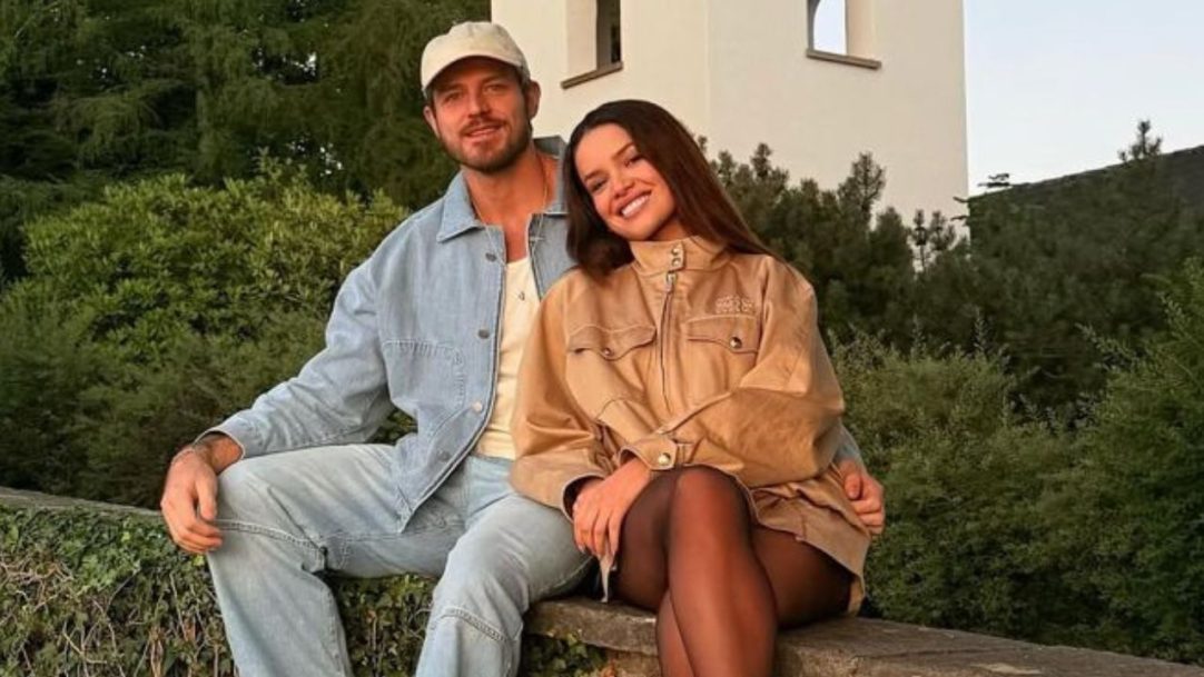 Juliette embarca com bolsa de grife ao lado do noivo