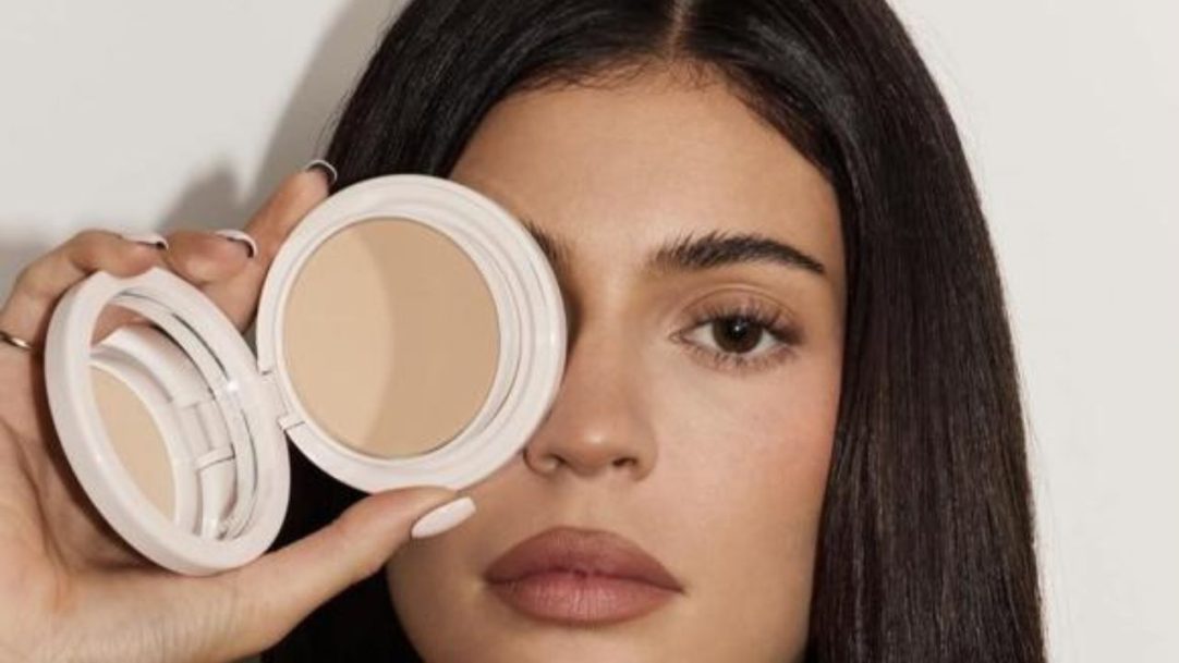 Kylie Cosmetics lança base em pó no Brasil e aposta em acabamento natural