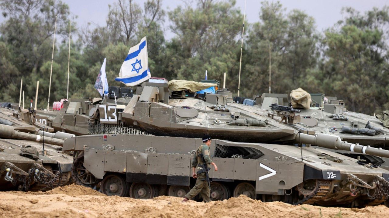 Tanques próximos à fronteira de Israel com a Faixa de Gaza I Reprodução/ MENAHEM KAHANA/ Getty Images Embed