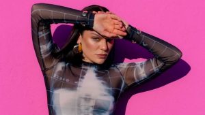 Jessie J volta a ser internada semanas após cirurgia contra o câncer de mama