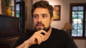 Após agressão em bar, Rafael Cardoso firma acordo com idoso, diz colunista