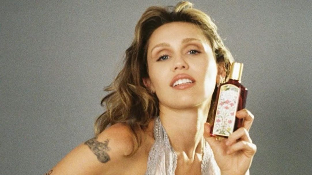 Miley Cyrus exibe estilo ousado em nova campanha da Gucci
