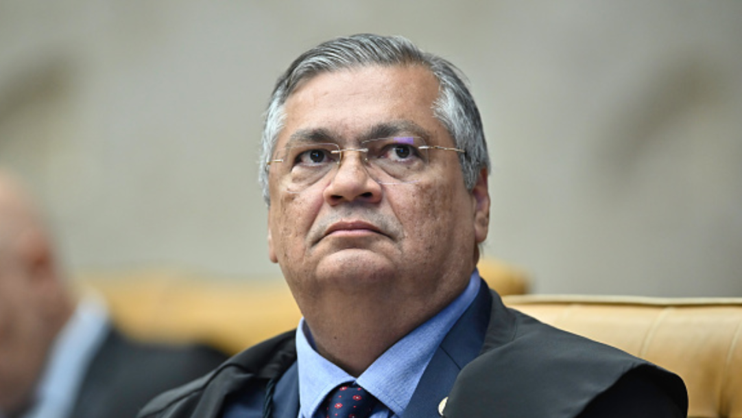 Flávio Dino determina que leis e atos externos não tem efeitos no Brasil