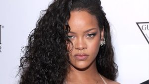 Rihanna exibe barrigão em Los Angeles e faz compras para o terceiro filho