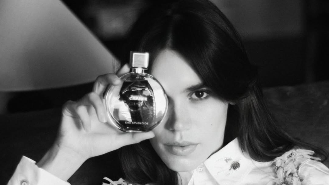 Carla Salle com perfume Chanel | Reprodução/Instagram/@Carlasalle