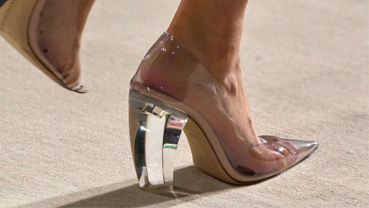 Salto alto transparente da coleção primavera-verão 2025 trazendo elegância futurista dos anos 80 | Reprodução/Instagram/@victoriabeckham)