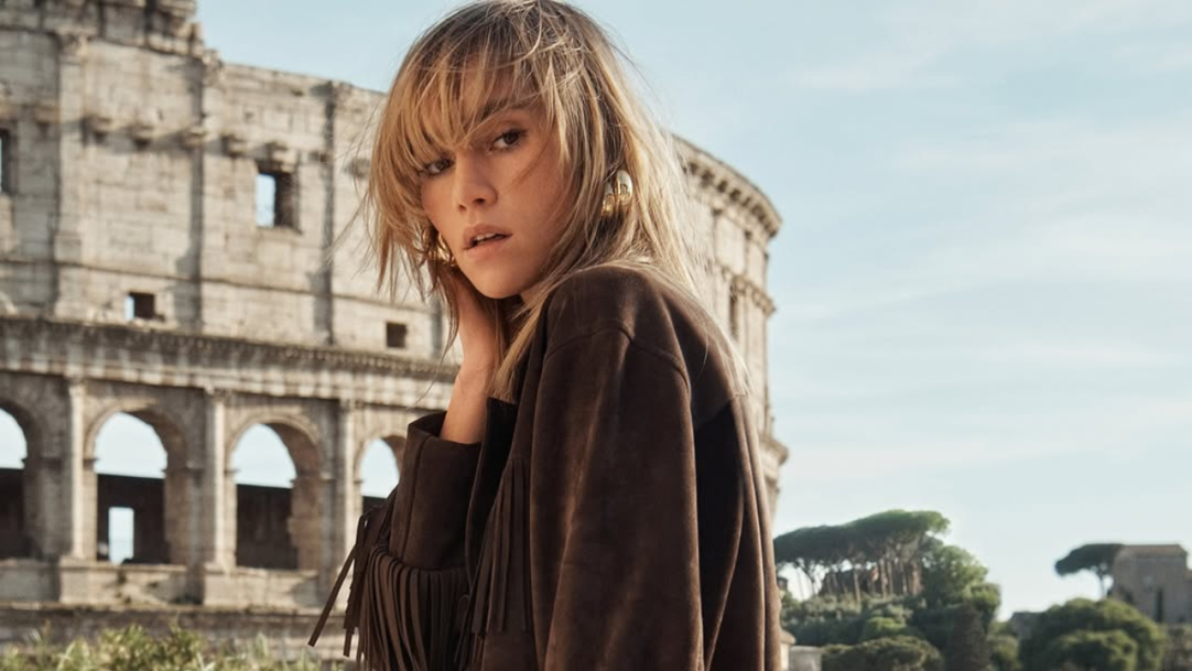 Suki Waterhouse estrela campanha de outono de Michael Kors em Roma