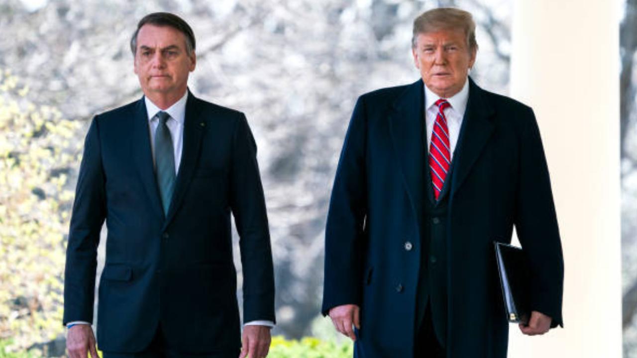 Jair Bolsonaro e Donald Trump durante visita à Casa Branca | Reprodução/Pool/Getty Images Embed