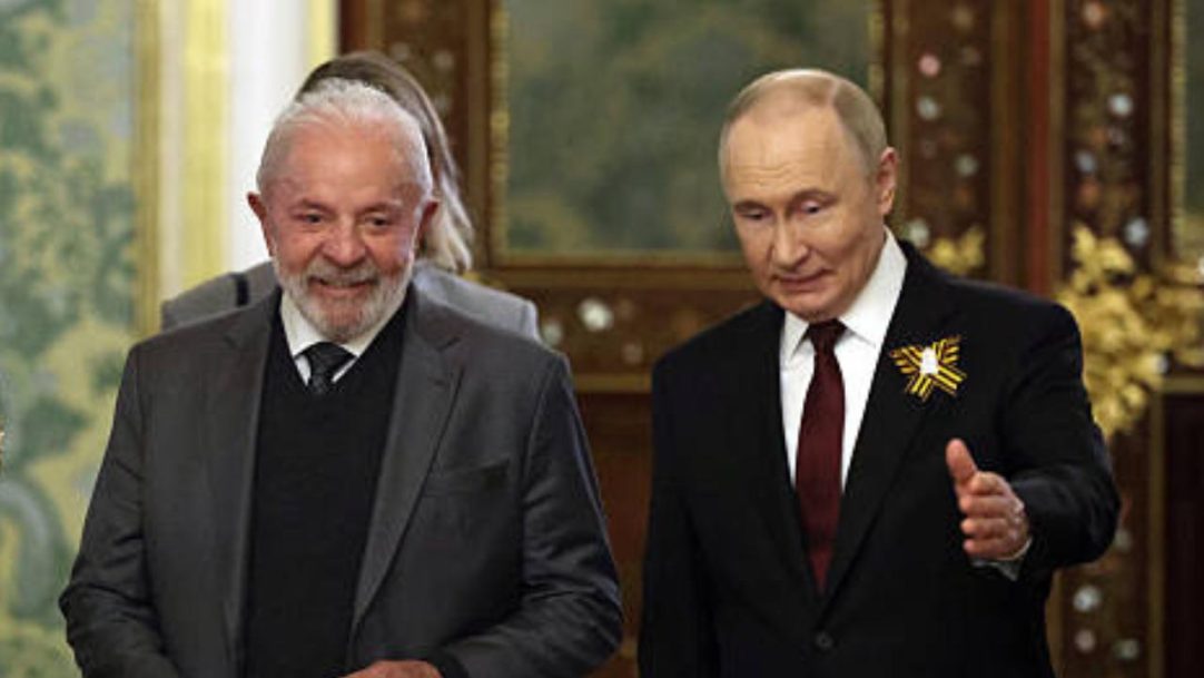 Lula recebe ligação de Putin após reunião com Trump no Alasca