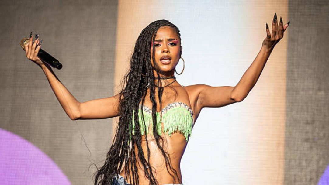 Tyla agita São Paulo em evento de lançamento de fast-fashion sueca