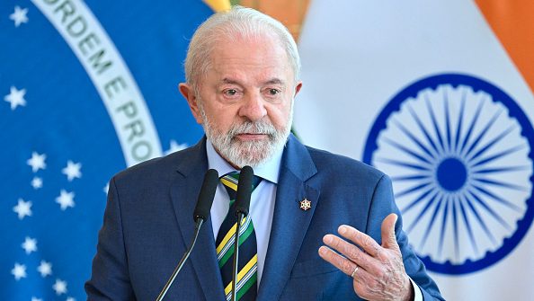 Lula diz que Donald Trump deveria experimentar o método do Pix
