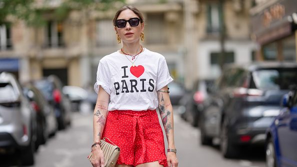 Óculos abelhões dos anos 2000 voltam a dominar o cenário da moda