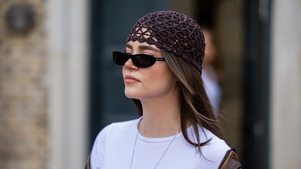 Jennifer Amanda usa chapéu de tricô na Semana de Moda de Copenhague l
Reprodução/Christian Vierig/Getty Images Embed